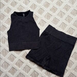 SET : workout set. Black top and Black shorts.